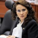 Depende del comportamiento social, apertura de negocios: Barbosa