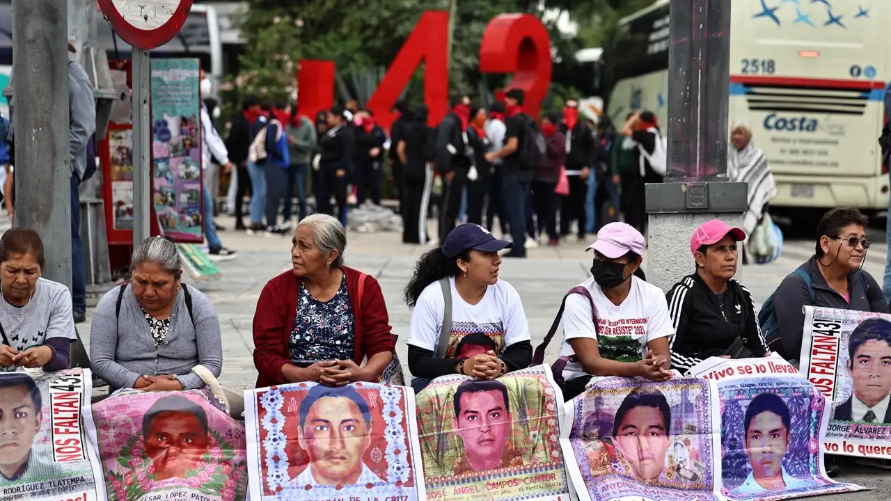 Exigen al Ejército revelar archivos secretos sobre el caso Ayotzinapa: fallo judicial obliga a transparentar datos de inteligencia